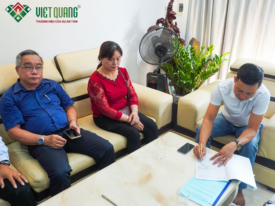 Tổng Giám Đốc Nguyễn Bá Quang ký hợp đồng xây dựng trọn gói với vợ chồng anh Ba