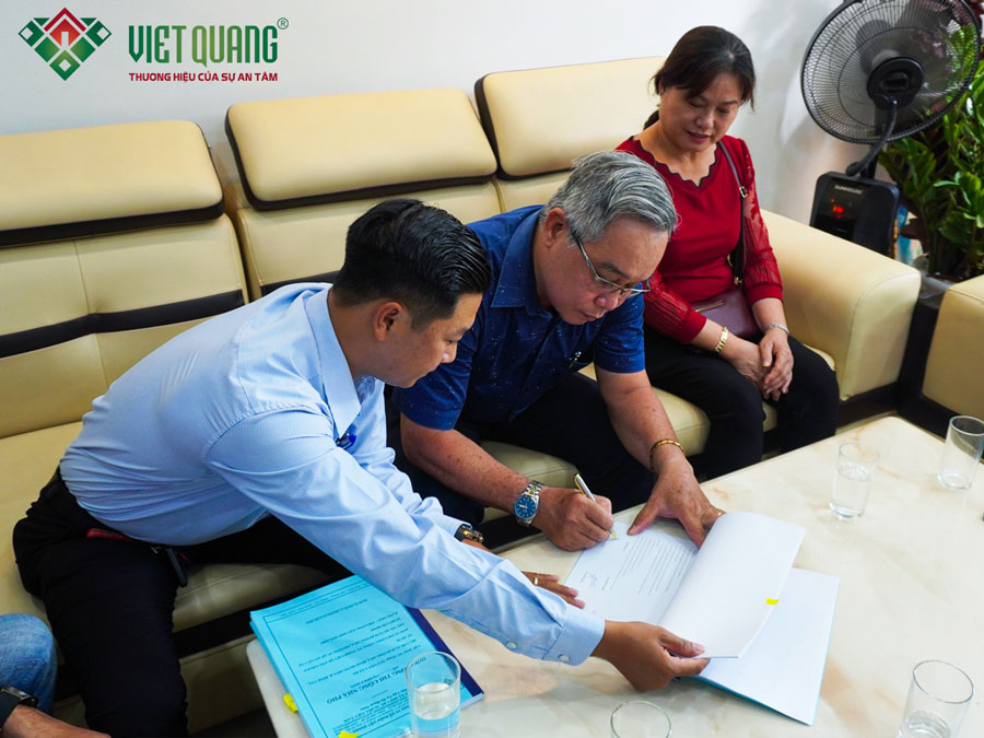 Vợ chồng anh Ba ký hợp đồng xây nhà trọn gói với Việt Quang Group