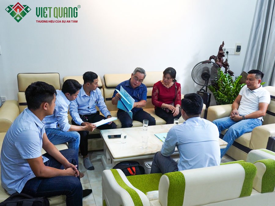 Đội ngũ Việt Quang Group cùng vợ chồng anh Ba giải đáp các thắc mắc trong hợp đồng xây dựng nhà trọn gói