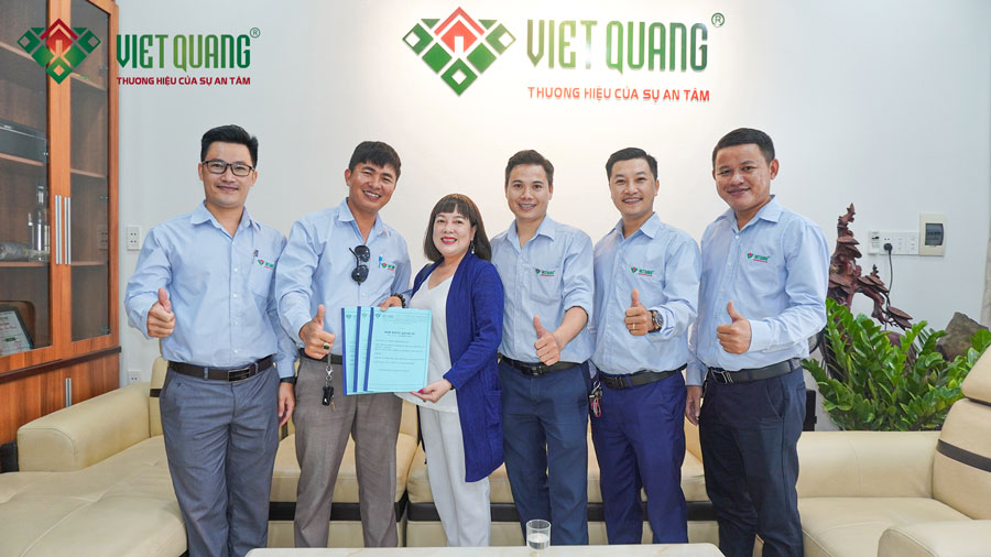 Ký hợp đồng sửa chữa nhà trọn gói với chị Tâm tại trụ sở chính Quận Gò Vấp