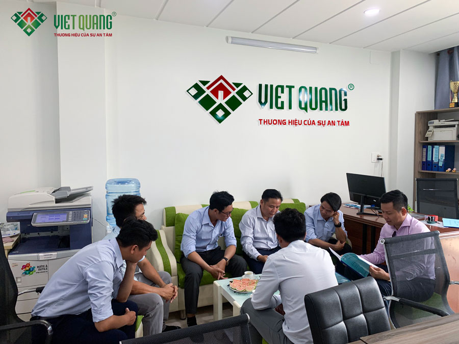 Đội ngũ Việt Quang Group cùng trao đổi về hợp đồng xây dựng nhà với anh Duẩn
