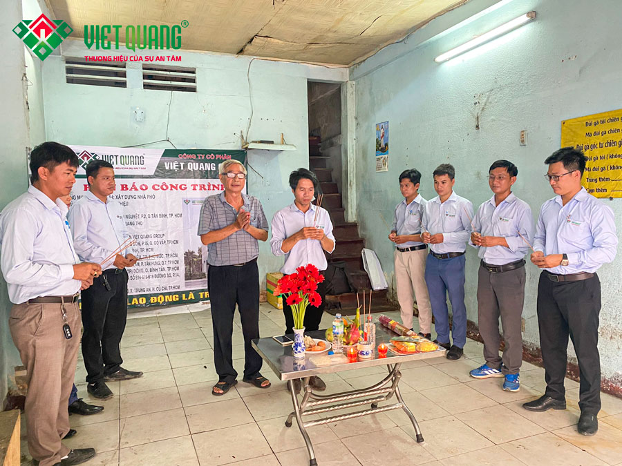 Đội ngũ Việt Quang Group cúng động thổ khởi công xây nhà chú Thiệu