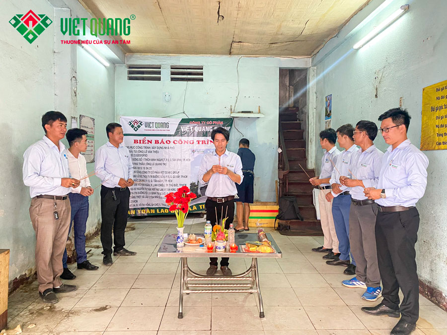 Đội ngũ Việt Quang Group cúng động thổ khởi công xây nhà chú Thiệu
