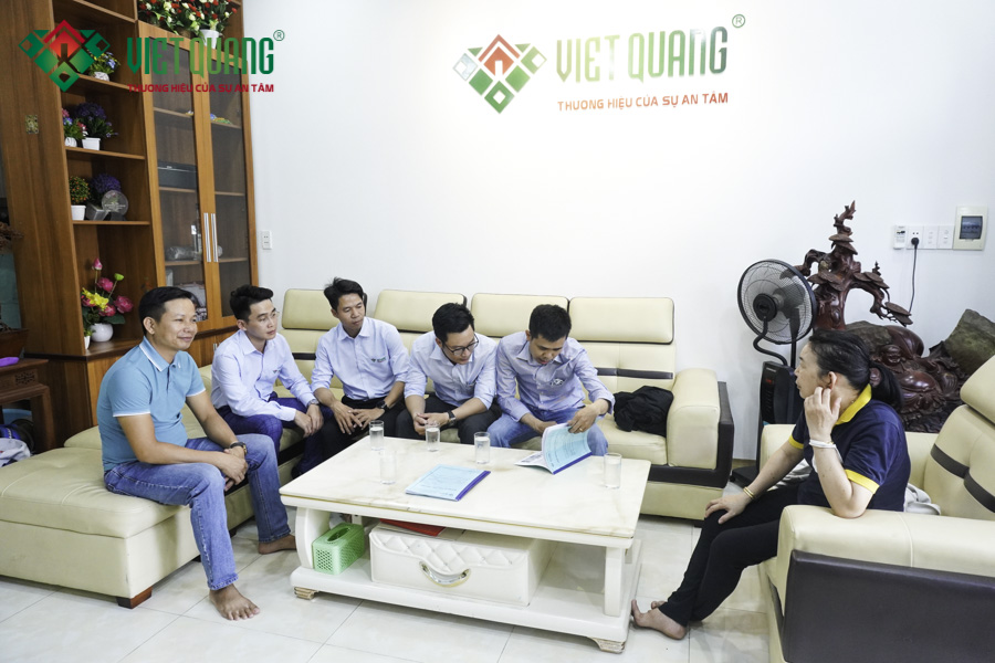 Đội ngũ Việt Quang Group cùng thảo luận giải đáp các vấn đề của gia chủ