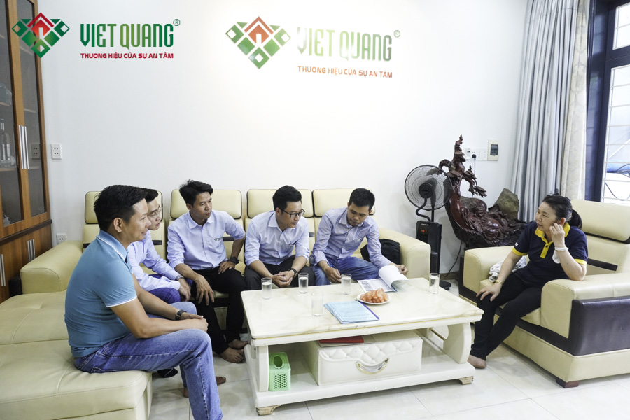 Đội ngũ Việt Quang Group cùng thảo luận giải đáp các vấn đề của gia chủ