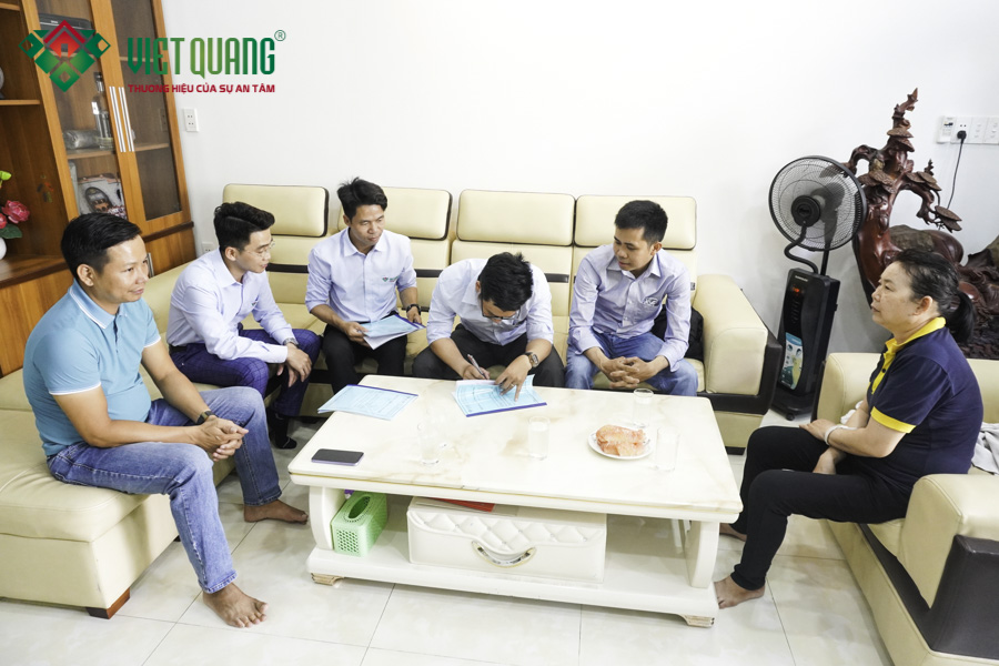 Đội ngũ Việt Quang Group ký hợp đồng sửa chữa nâng tầng nhà chị Thủy