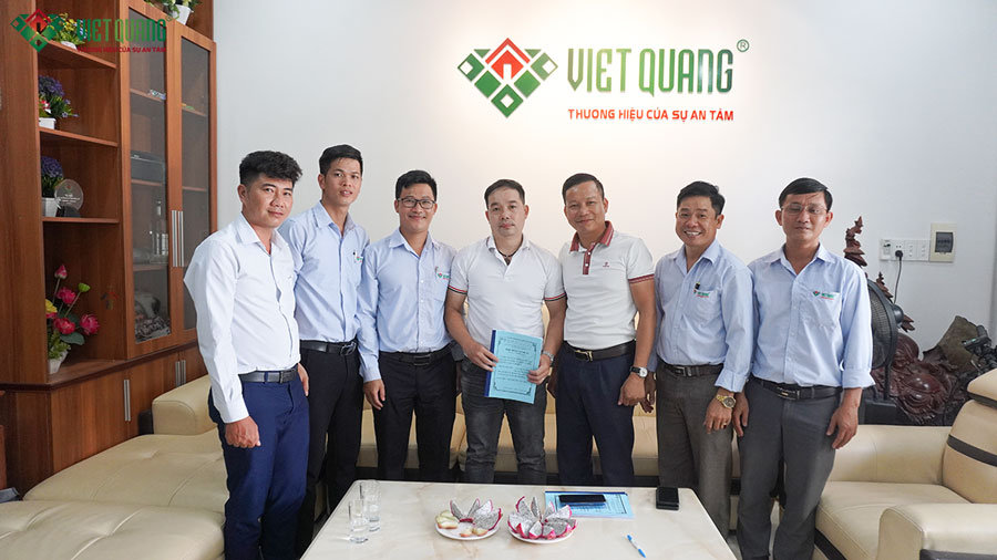 Đội ngũ Việt Quang Group chụp ảnh lưu niệm cùng anh Tùng