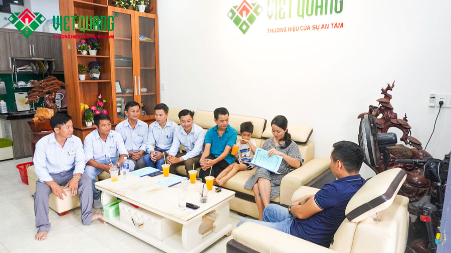 Đội ngũ Việt Quang Group đón tiếp gia đình chị Thư tại trụ sở chính Quận Gò Vấp