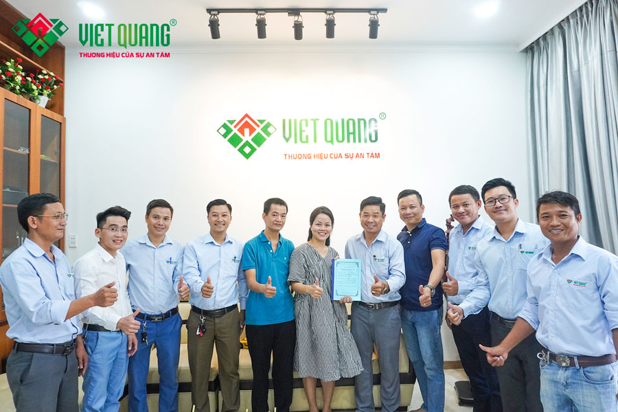 Đội ngũ Việt Quang Group chụp ảnh lưu niệm của gia đình chị Thư