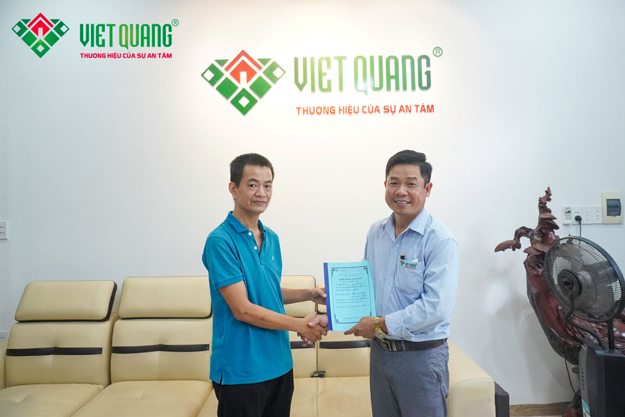 Ông Phạm Văn Linh người chịu trách nhiệm chính công trình chụp ảnh lưu niệm cùng gia chủ