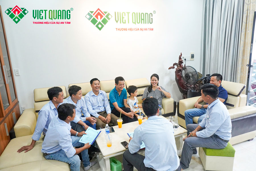 Đội ngũ Việt Quang Group đón tiếp gia đình chị Thư tại trụ sở chính Quận Gò Vấp