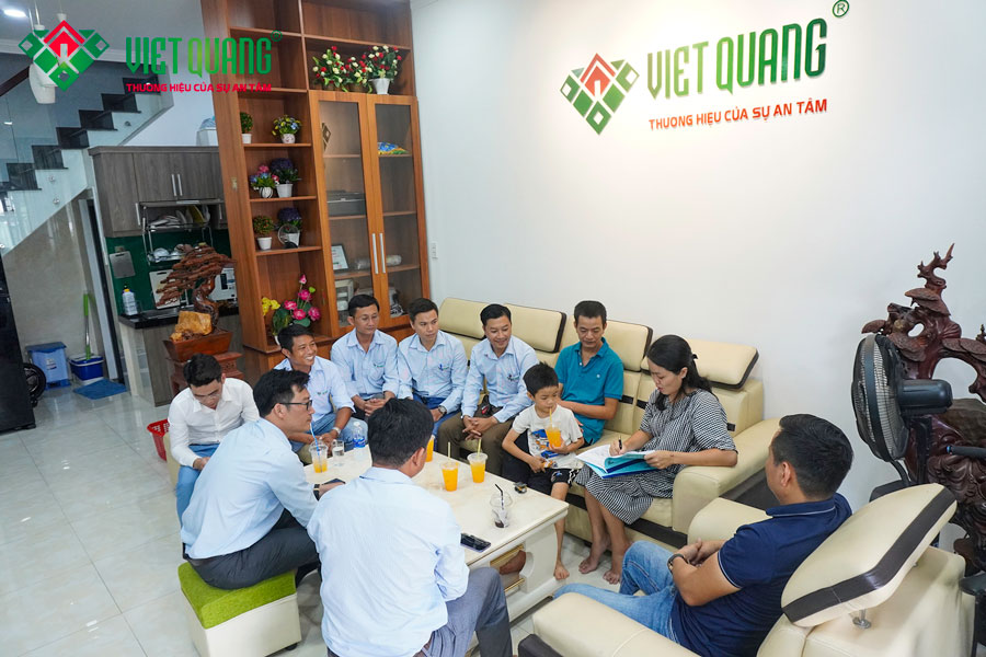 Vợ chồng chị Thư ký hợp đồng xây dựng trọn gói với đội ngũ Việt Quang Group