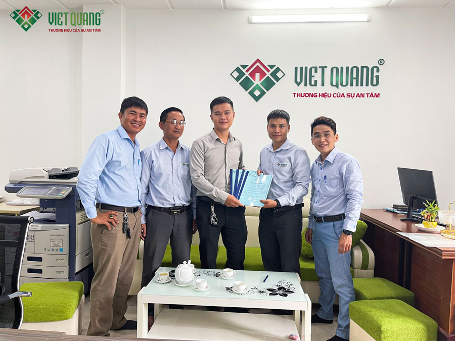 Việt Quang Group ký liên tiếp 2 hợp đồng cùng gia chủ ở trụ sở Gò Vấp và chi nhánh Tân Bình