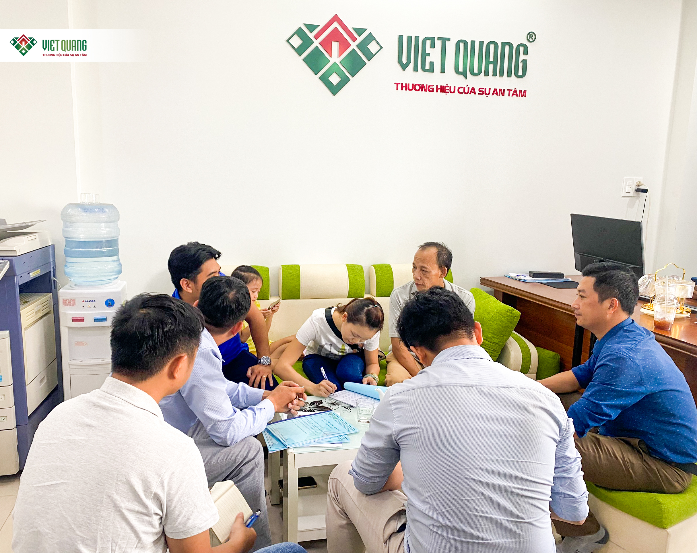 Hình lưu niệm trong buổi ký hợp đồng xây nhà trọn gói chị Cát Quận Phú Nhuận