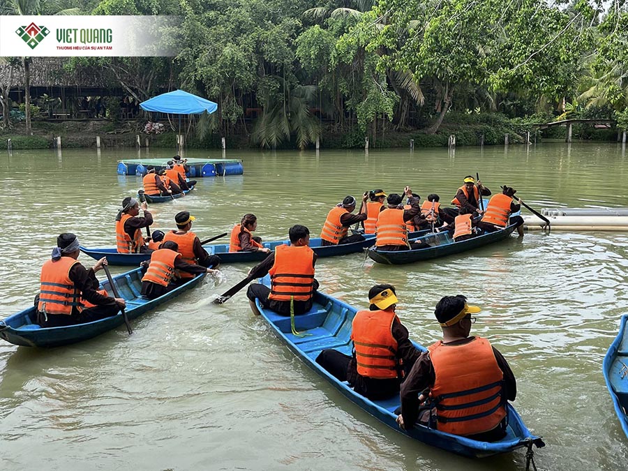 Hình ảnh lưu niệm đua thuyền trên sông khu du lịch Lan Vương