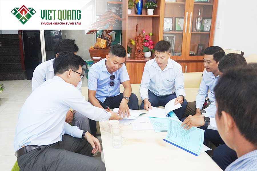 Hình ảnh ký hợp đồng giữa Xây Dựng Việt Quang với khách hàng Anh Trí ở Quận 6