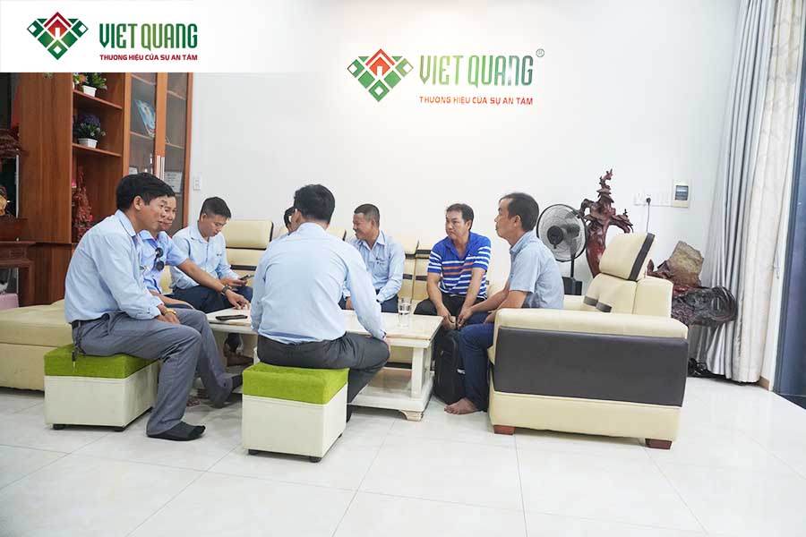 Hình ảnh ký hợp đồng giữa Xây Dựng Việt Quang với khách hàng Anh Trí ở Quận 6