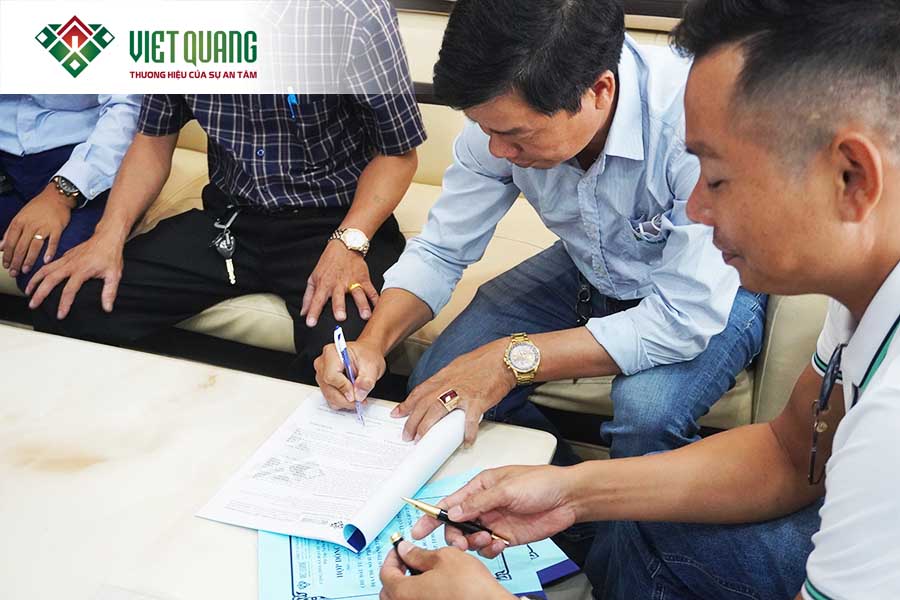 Hình ảnh lưu niệm trong buổi ký hợp đồng giữa Xây dựng Việt Quang với khách hàng Anh Đàn Quận Bình Thạnh