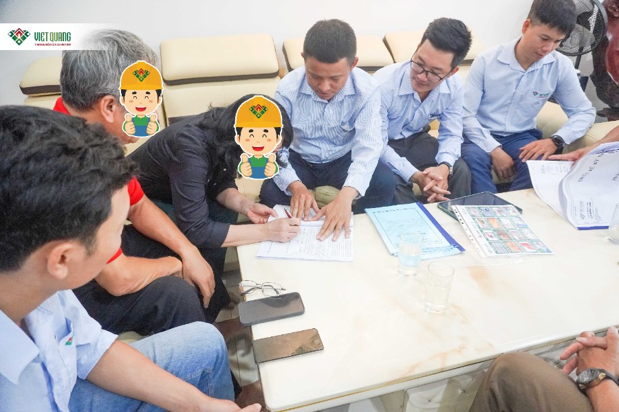 Hình ảnh Chị Hằng đặt bút ký hợp đồng xây nhà mới với Xây Dựng Việt Quang