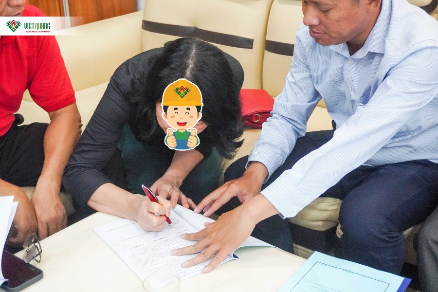 Hình ảnh Chị Hằng đặt bút ký hợp đồng xây nhà mới với Xây Dựng Việt Quang