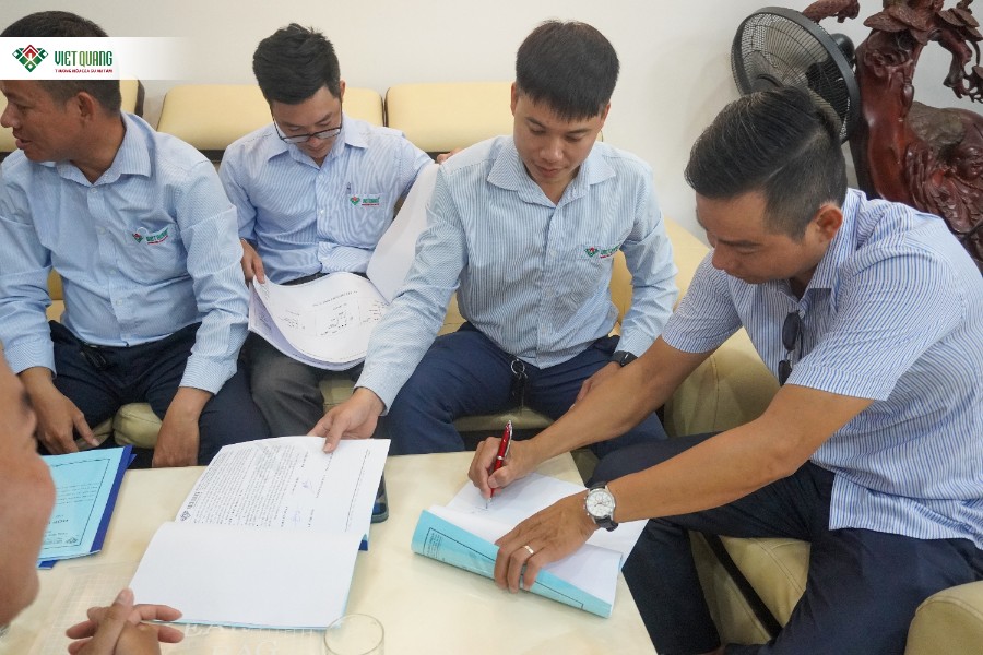 Hình ảnh Sếp Tổng Cty Cổ Phần Việt Quang Group đặt bút ký hợp đồng 