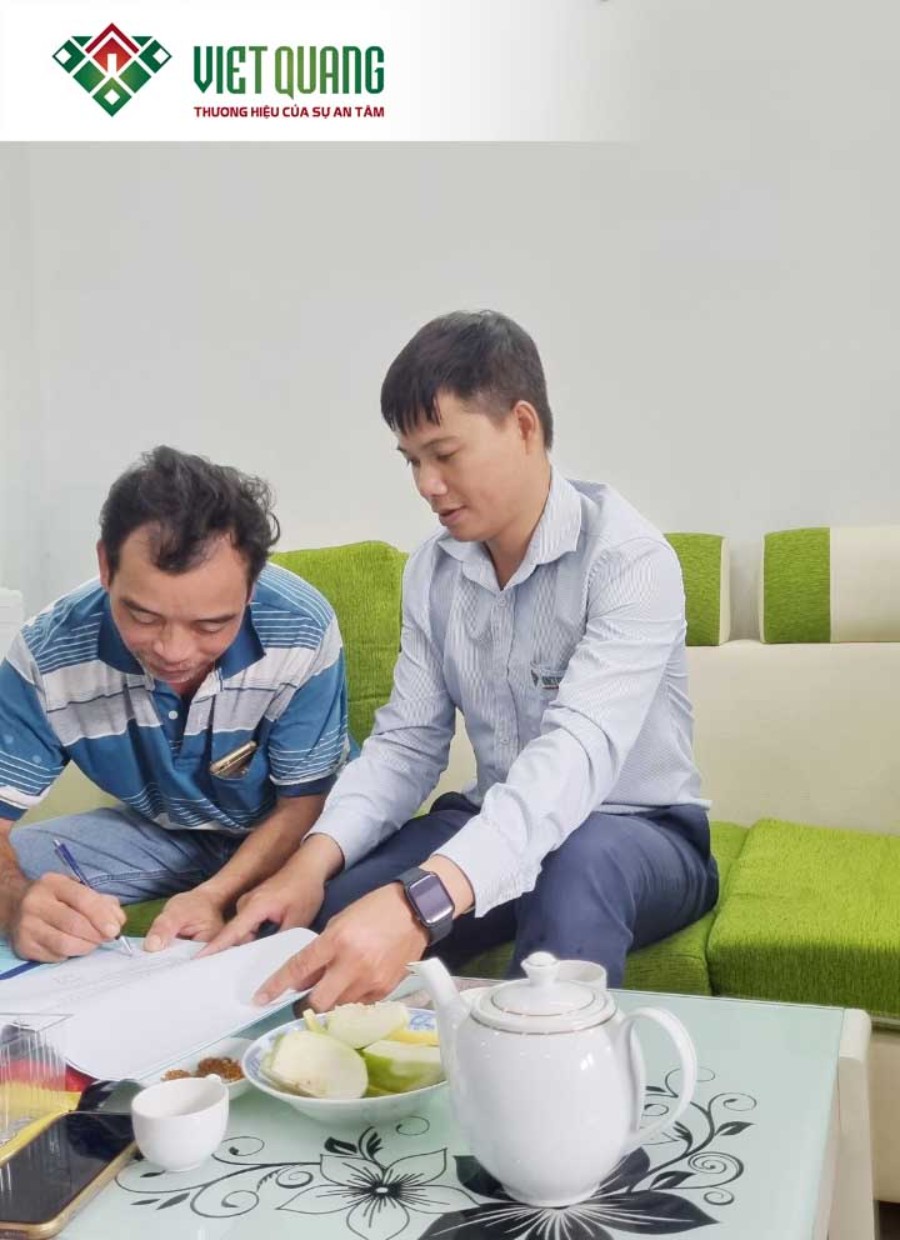 Hình ảnh Anh Chánh đặt bút ký hợp đồng kinh tế với Công Ty Cổ Phần Việt Quang Group