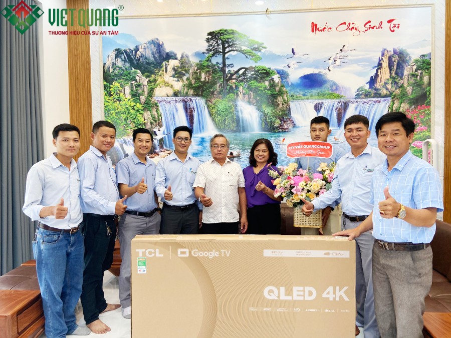 Hình ảnh lưu niệm trong buổi bàn giao nhà mới cho Chú Ba ở Quận Bình Tân