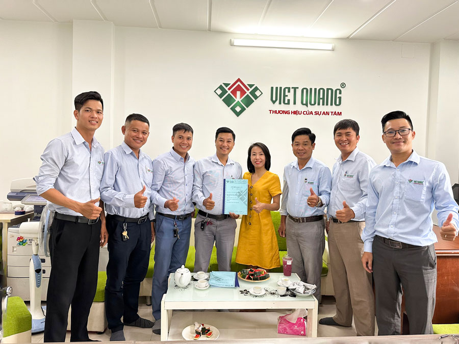 Chị Dung ký Hợp đồng xây nhà trọn gói với Việt Quang Group