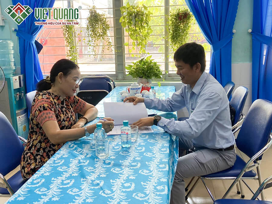 Giám đốc khối Việt Quang Group ký kết hợp đồng cùng với chị Hương