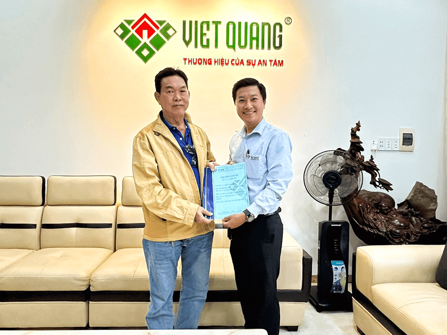 Hình ảnh giám đốc khối anh Tự Việt Quang Group chụp ảnh lưu niệm cùng anh Phước