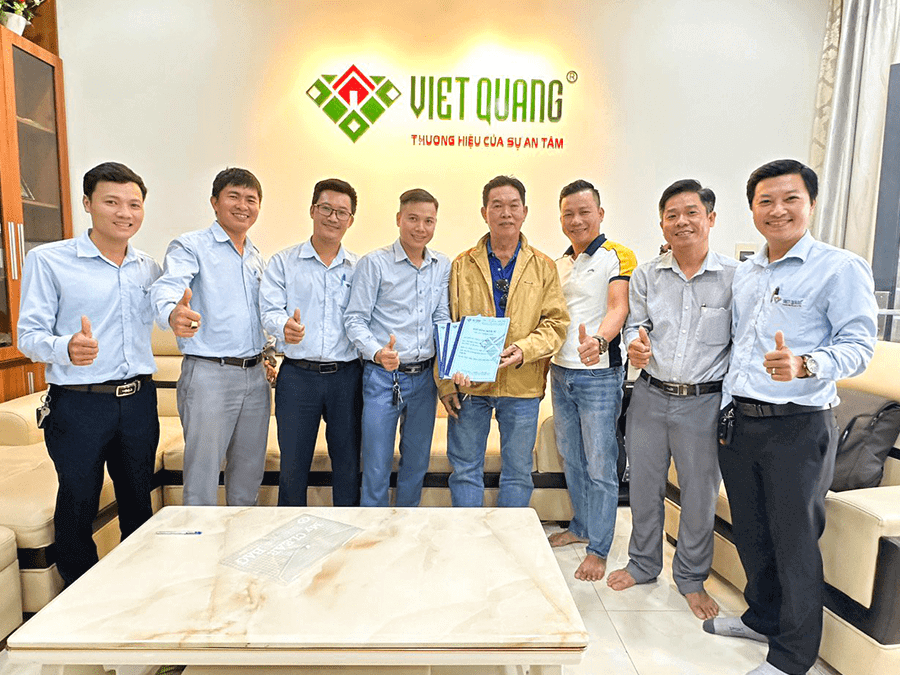 Hình ảnh đội ngũ kỹ sư Việt Quang Group chụp ảnh lưu niệm cùng anh Phước