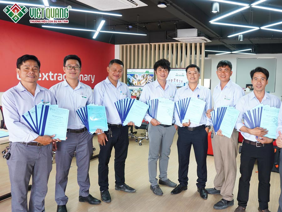 Hình ảnh đội ngũ xây dựng Việt Quang Group