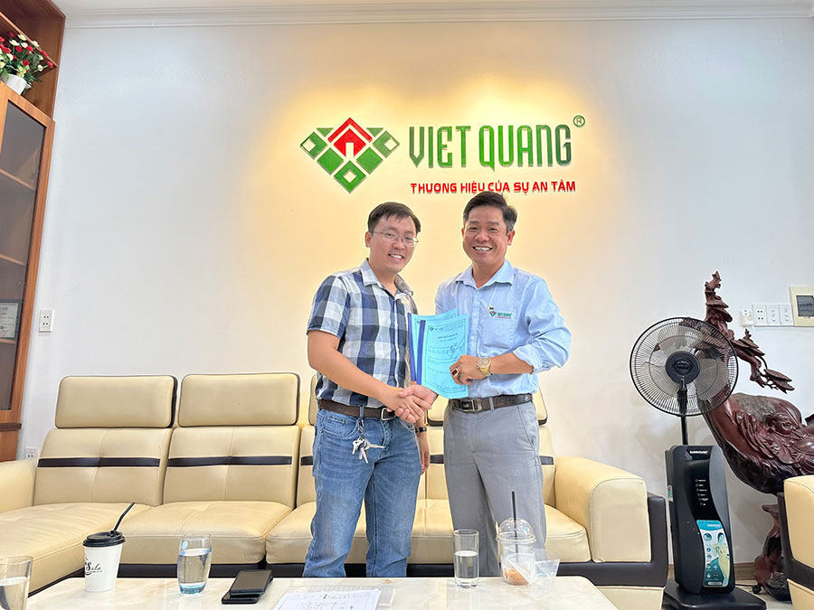 Bắt tay thân mật giữa giám đốc khối Phạm Linh cùng anh Vũ chúc mừng hợp tác thành công