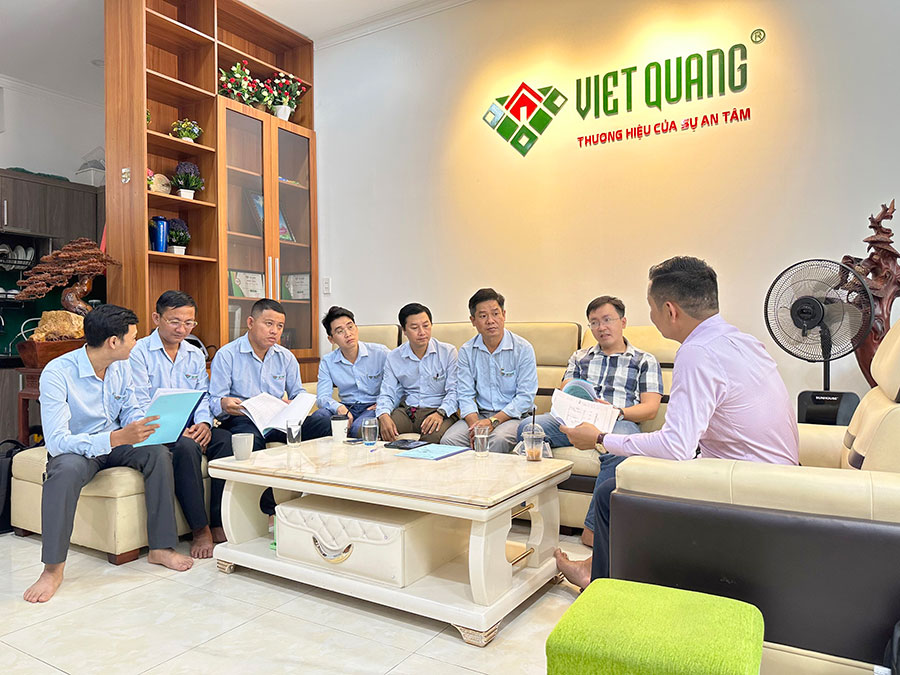 Trò chuyện trong buổi lễ ký kết hợp tác xây nhà phố 3 tầng giữa Việt Quang Group cùng gia đình Anh Vũ