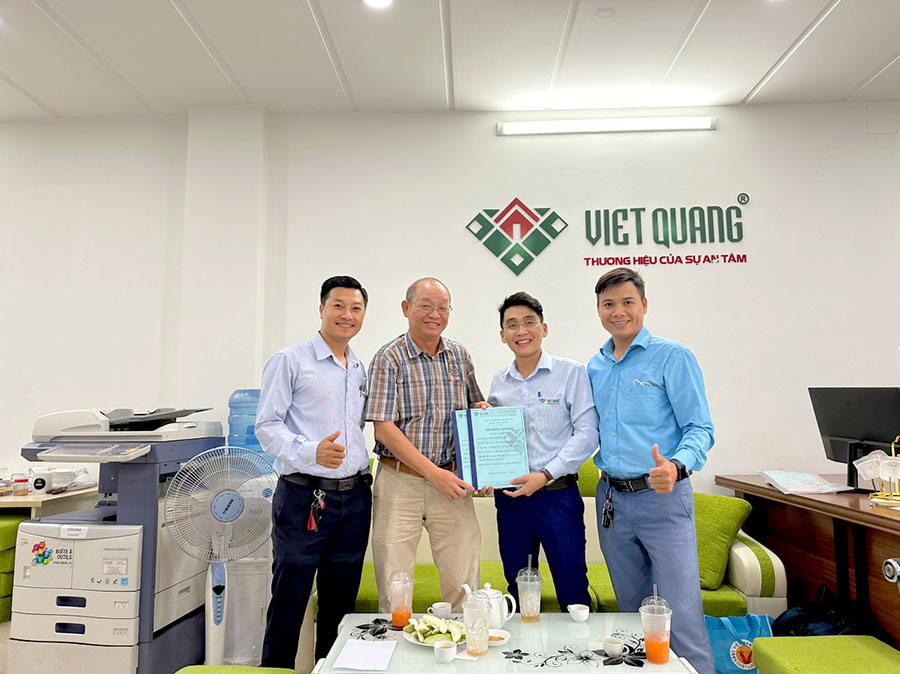 Giám đốc khối Việt Quang Group cùng anh Đức Anh chụp hình lưu niệm