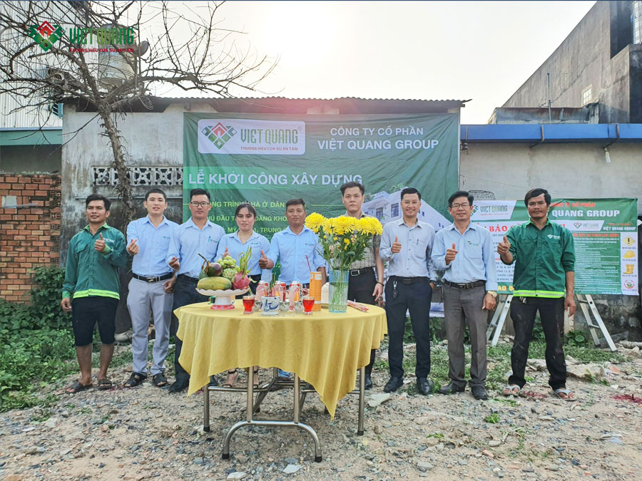 Đội ngũ Việt Quang Group chụp hình lưu niệm cùng Anh Khoa 