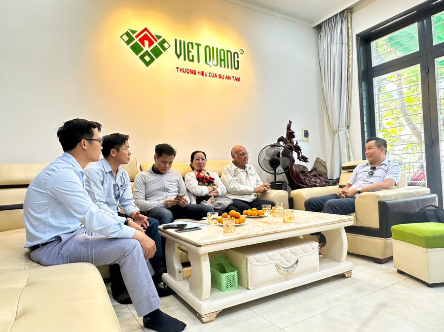 Hình ảnh đội ngũ Việt Quang Group ký hợp đồng cùng gia đình anh Khoa