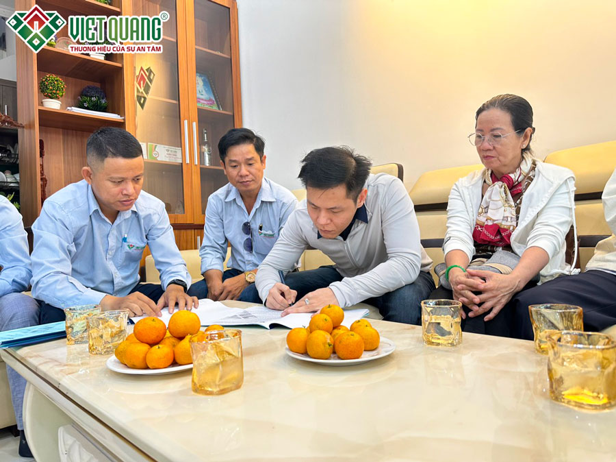 Anh Khoa ký hợp đồng xây dựng nhà trọn gói với đội ngũ Việt Quang Group