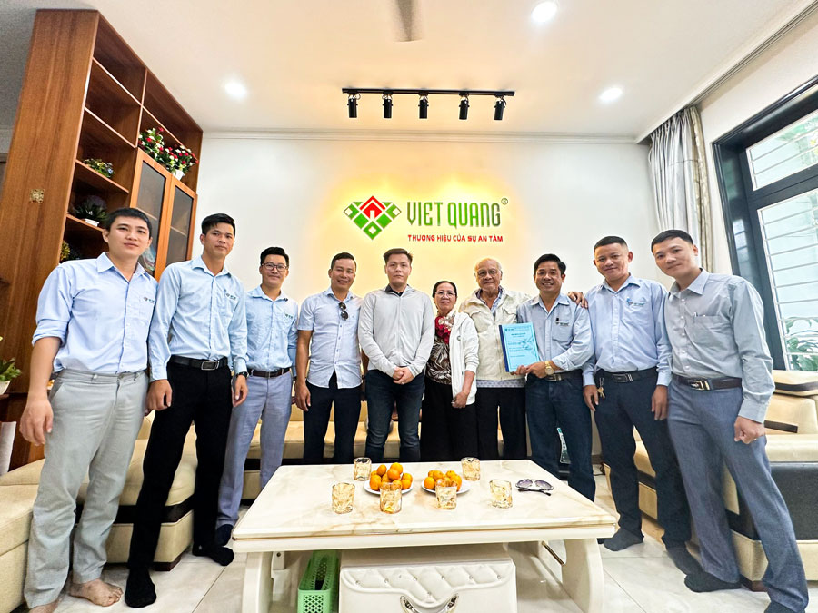 Đội ngũ Việt Quang Group chụp hình lưu niệm cùng gia đình Anh Khoa