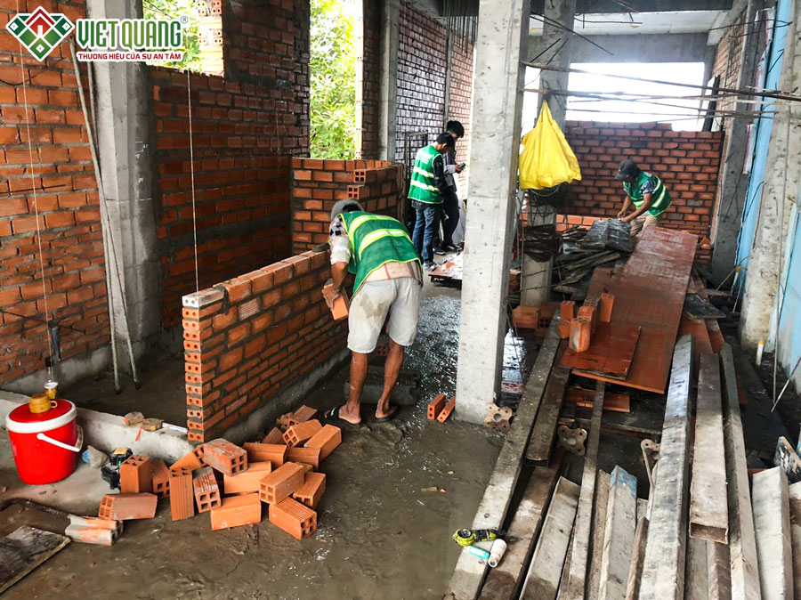 Chân tường vệ sinh được xây 5 lớp gạch đinh để chống thấm.