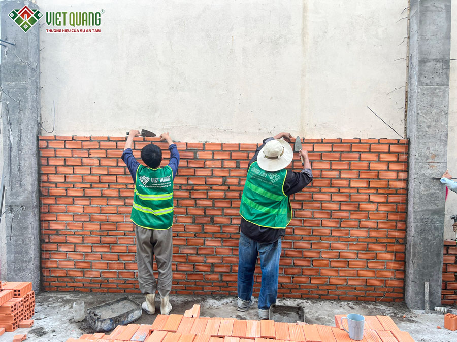 Chân tường xây 3 lớp gạch đinh để chống thấm và giảm sự co ngót do thay đổi độ cứng vật liệu