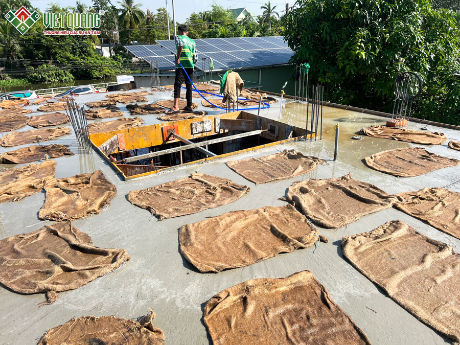 Che chắn, bảo dưỡng bê tông sau khi đổ bê tông liên tục từ 2-3 ngày