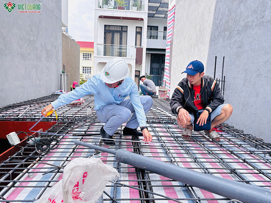 Nhân sự chuyên môn dẫn khách công trình tham quan thực tế