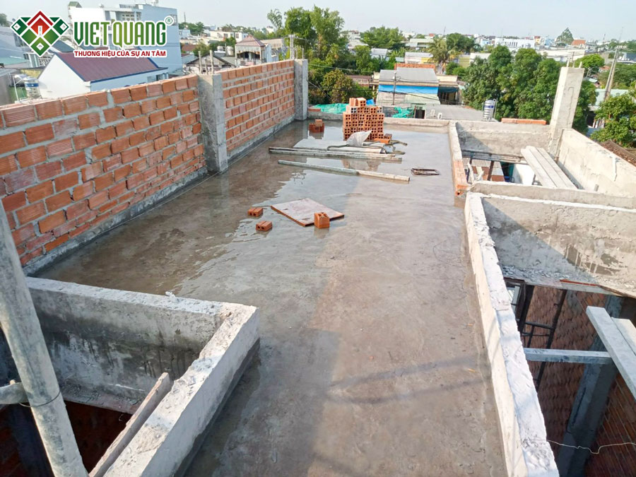 Sân thượng và mái đổ chân cơ xung quanh để chống thấm, chống nứt chân tường
