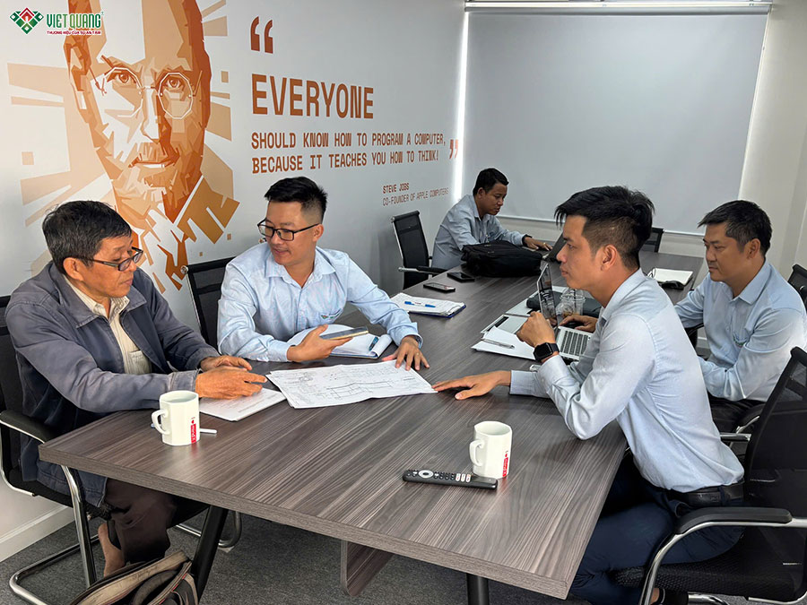 Đội ngũ Việt Quang tư vấn phương án thi công xây dựng cho chú Phát