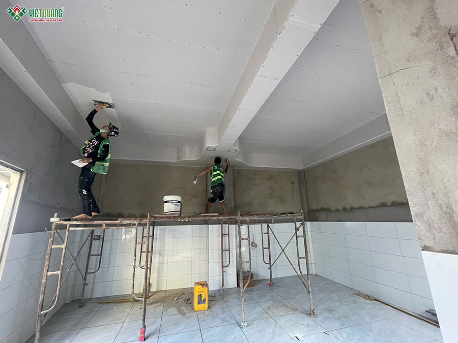 Thi công bả bột matit trần