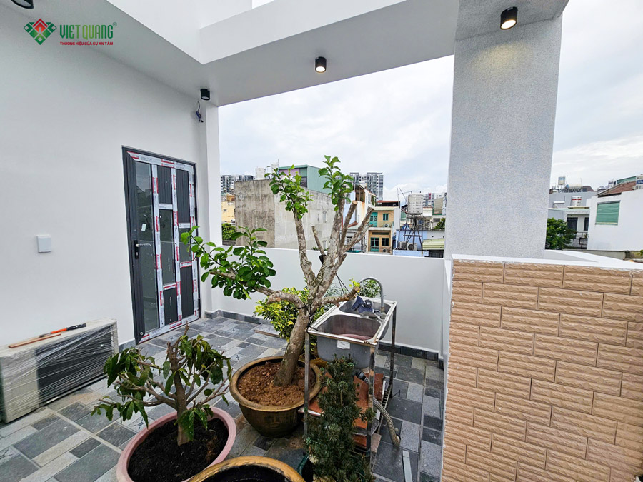 Hình ảnh bàn giao sân thượng trước