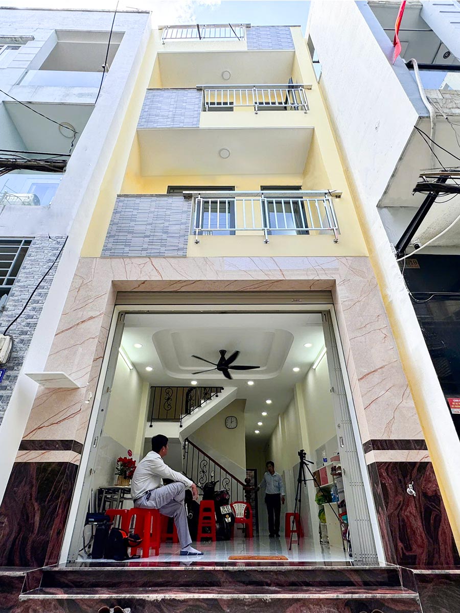 Xây nhà 3 tầng tum sân thượng hiện đại nhà Chị Hồng ở Quận 5