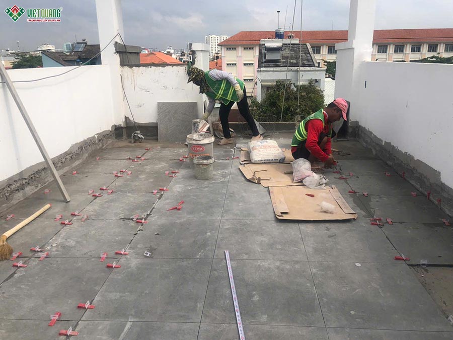 Hình ảnh thi công lát gạch nền sân thượng