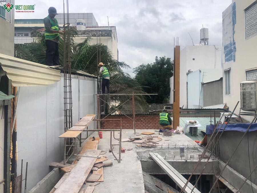 Hình ảnh thi công lắp dựng coppha, cốt thép cột lầu 1